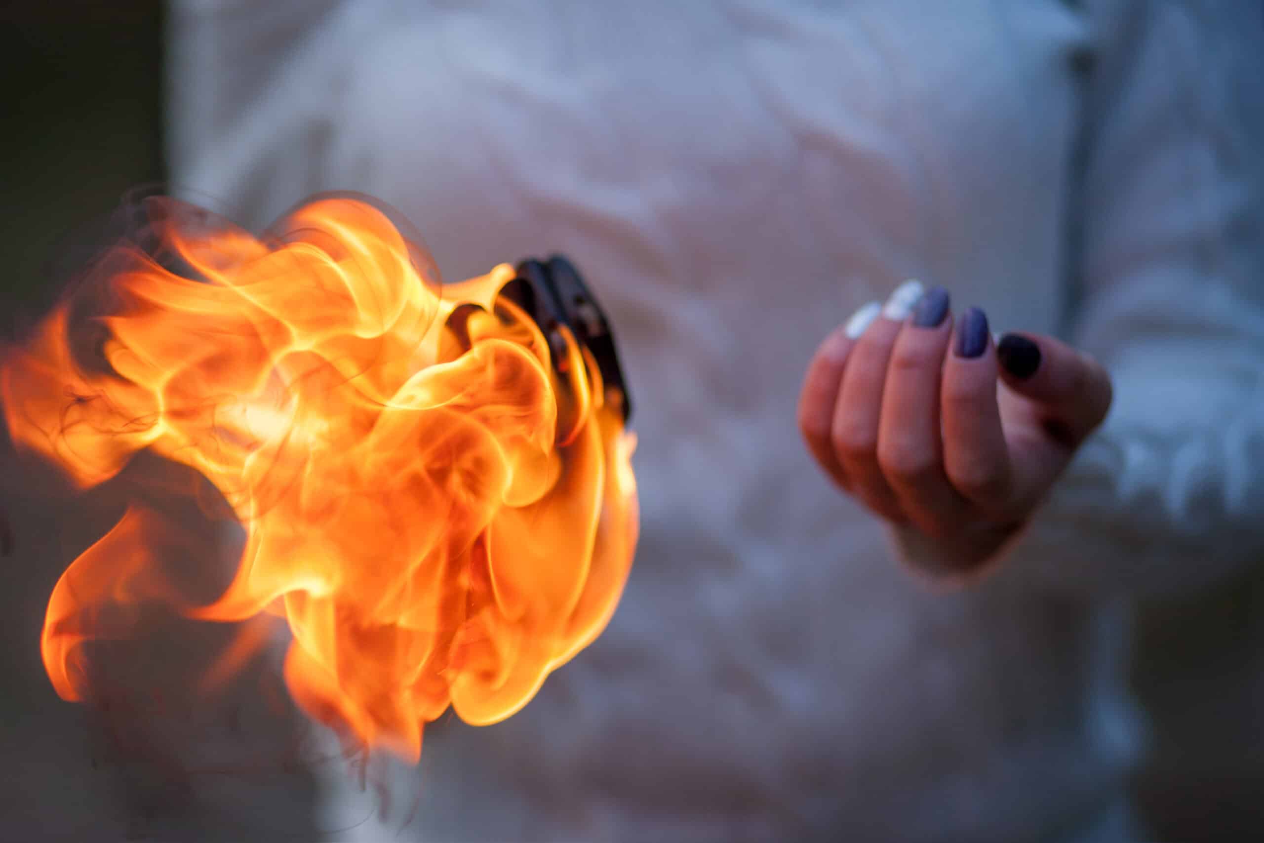 Coupeur de feu pratiquant la guérison énergétique par les mains et la chaleur du feu